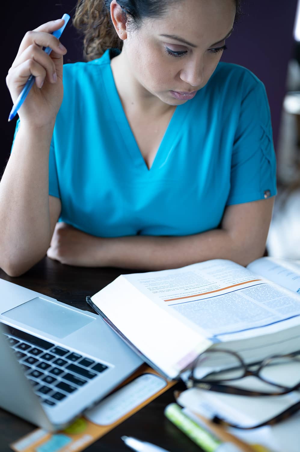 Estudiante de enfermería estudiando para un examen