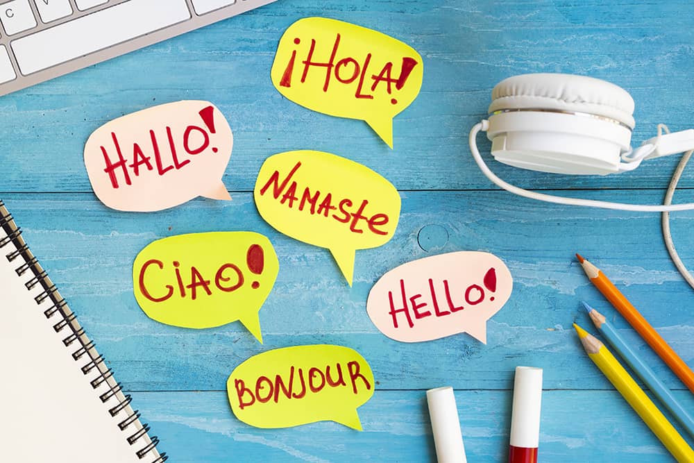 ayudas-estudio-idiomas-cabildo-gran-canaria Imagen que presenta un saludo con el mensaje "hola, ¿cómo estás?" en un estilo visual atractivo y amigable