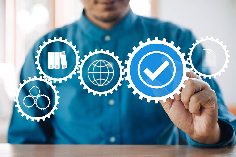 sistema-gestion-calidad-encuesta-pdi-2024 Hombre sosteniendo un botón con íconos de negocios y redes sociales, simbolizando la conexión entre ambos mundos